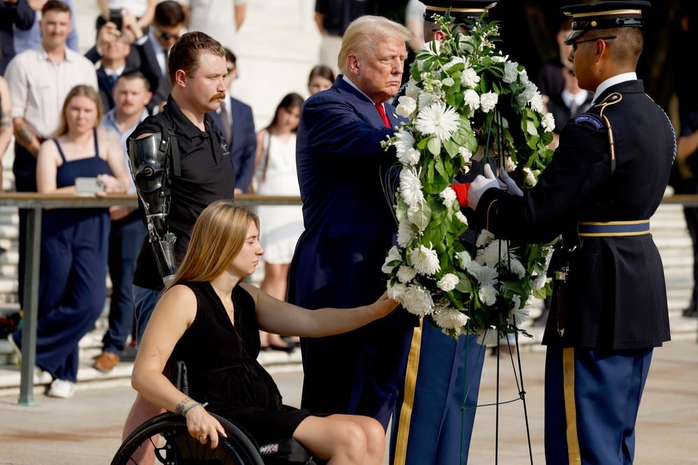 Trump receives mixed reactions for Arlington Cemetery visit