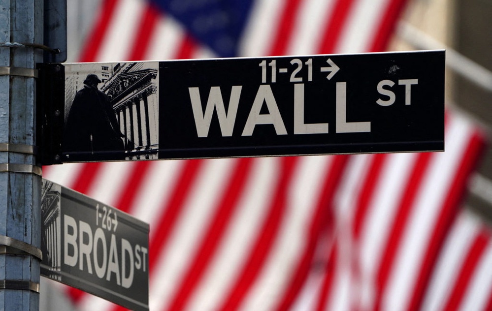 Wall Street swings in final hours of trading before Trump's tariff announcement