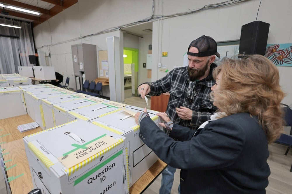 Alberta voters largely rejected separation, with 76-77% supporting continued Canadian unity