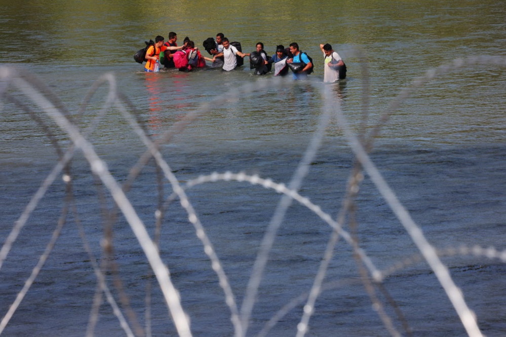 Supreme Court temporarily blocks Texas law that allows police to arrest migrants