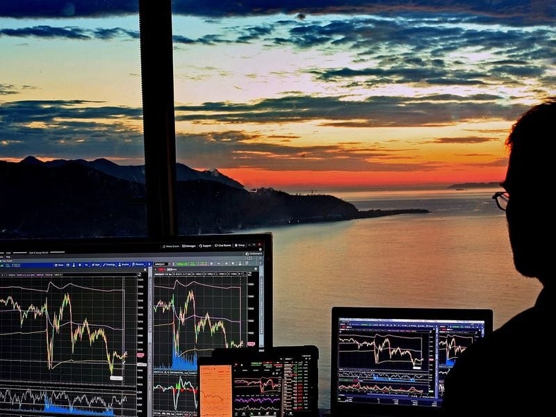 Long Bitcoin Short Solana Preferred Tactical Trade Heading Into U.S. Election: 10X Research