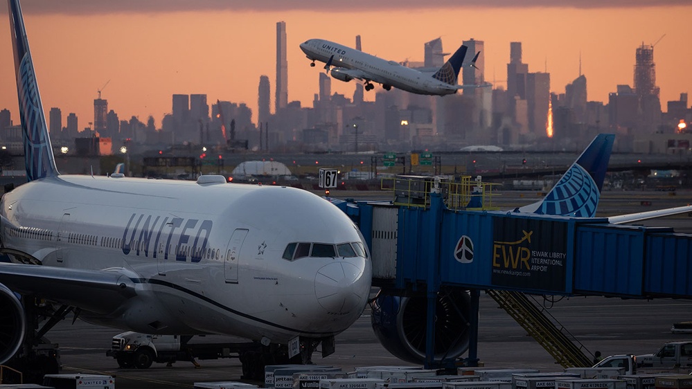 Newark airport 'one of many volcanoes waiting to erupt,' pilot says