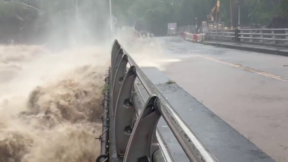 Source: https://www.nbcnews.com/nightly-news/video/hawaii-flooded-by-lala-with-thousands-without-power-268377669819