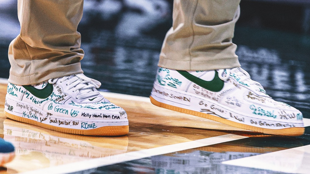 Tom Izzo sends 'inspirational' message with custom shoes signed by cancer patients