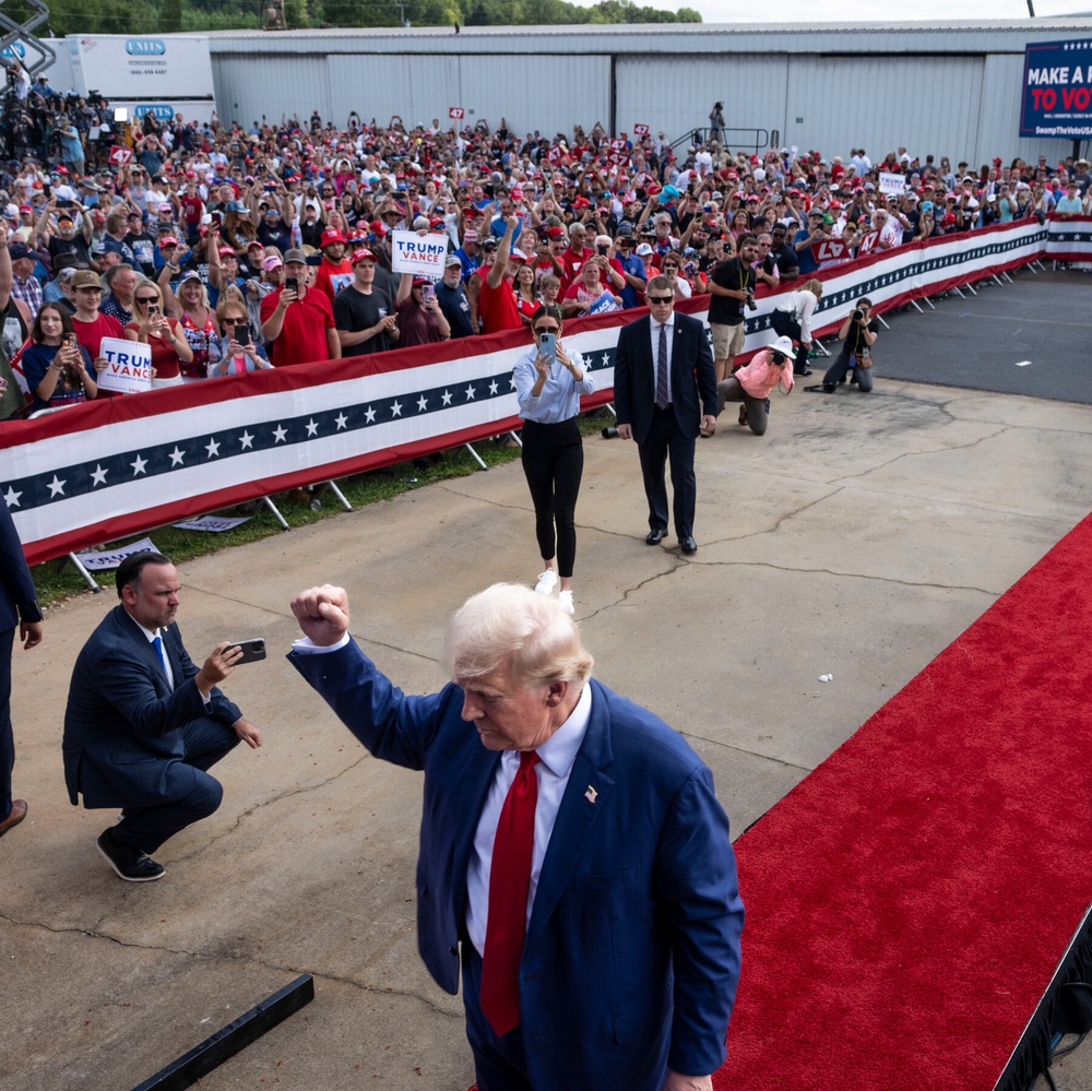 Trump's rally underscores heightened political security and tensions post-threat.