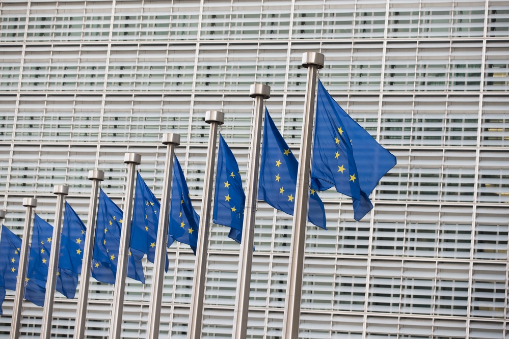 Europe pushes real-time transactions; Dutch bathrooms boost mobile pay