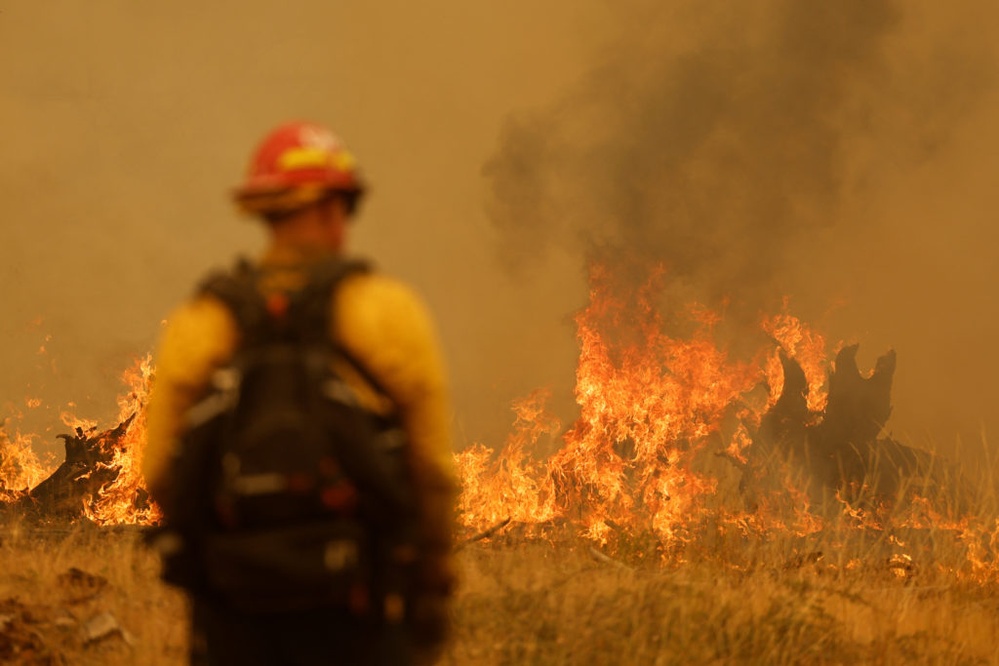 Thousands of firefighters battle Western wildfires as smoke puts millions under air quality alerts