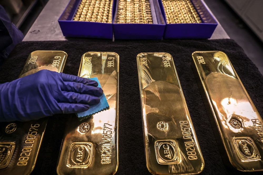 Gold falls to a three-week low, gets caught up in risk-asset selloff