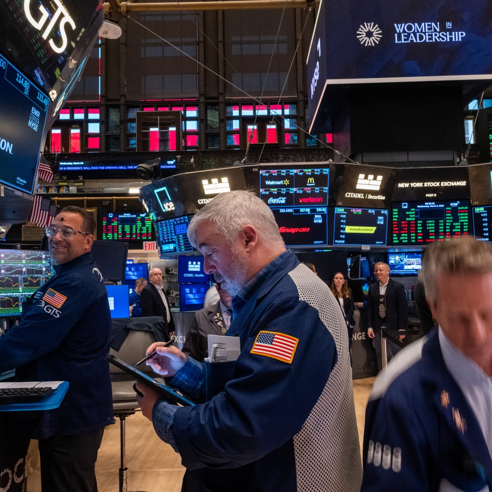 As Markets Whipsaw, Conservative Media Shrugs