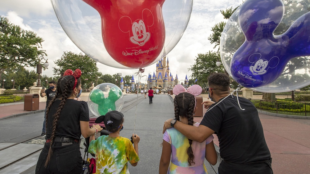 Disney offers kids free dining with purchase of adult dining plan in 2026, combinable with promos
