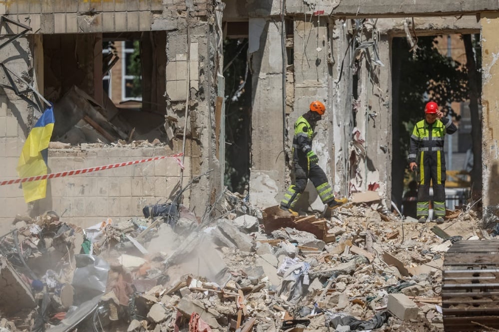 Russian aerial attack on Kyiv causes at least 28 dead, 100 injured.