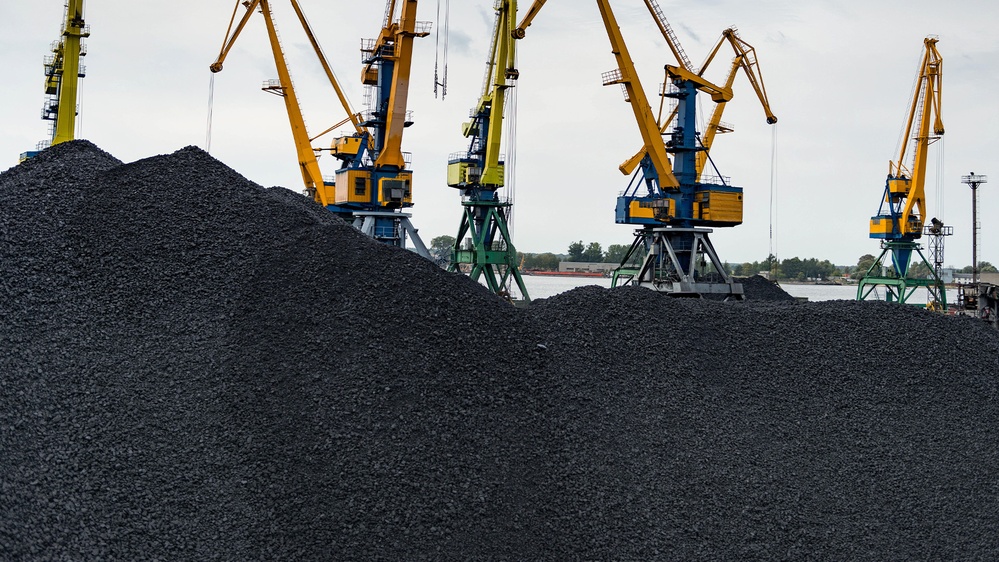 Wind and solar power generate more US electricity than coal for the first time