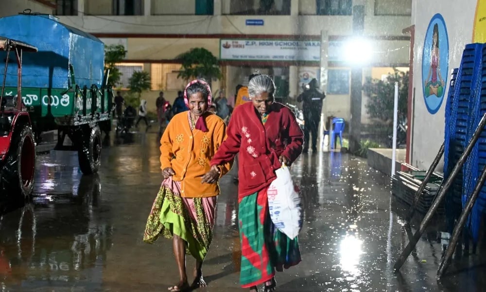 Source: https://www.dawn.com/news/2040415/cyclone-arnab-lashes-india-coast-no-deaths-reported