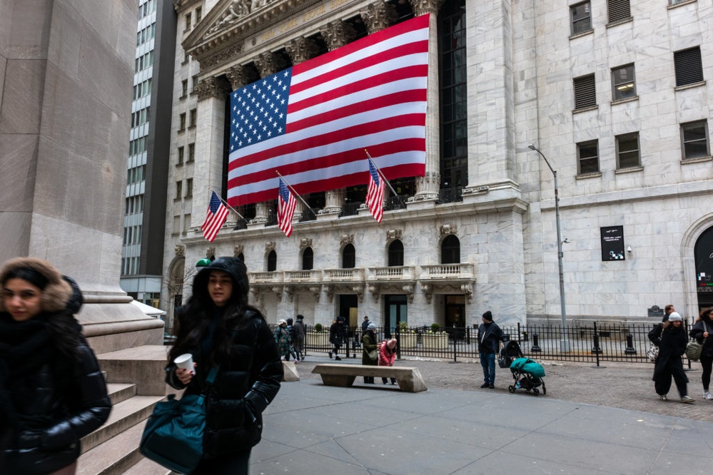 Dow drops nearly 650 points on worries about Trump's latest tariffs