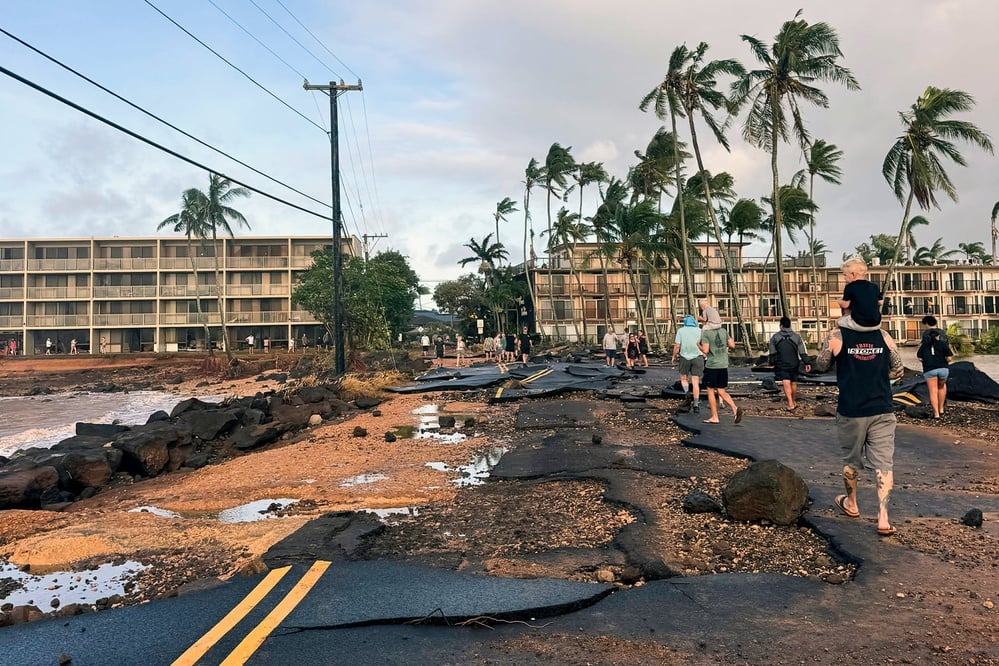 Hurricane Lowell batters Kauai as Category 2, leaving ~35,000 without power for days to weeks; Governor Green asks Trump for federal aid