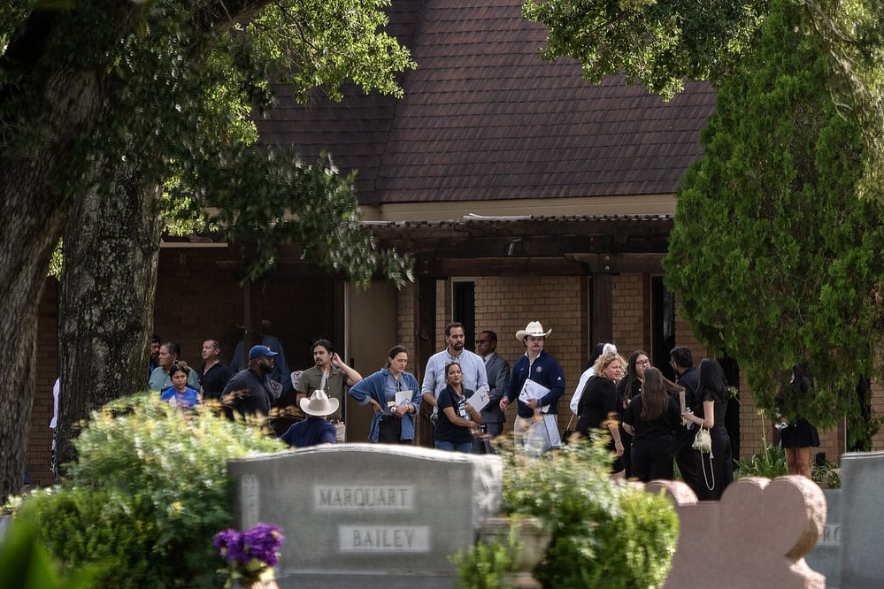 Source: https://www.nbcnews.com/news/us-news/salgado-araujo-ice-shooting-victim-neighbors-rcna588013