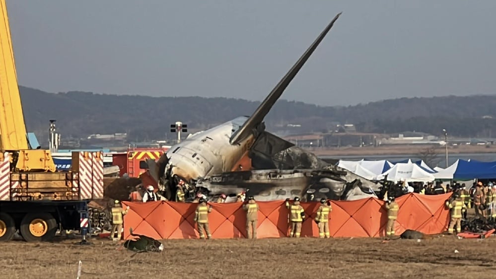 179 killed in Jeju Air crash due to landing gear failure.