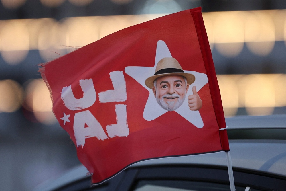 Lula ahead in polls for Brazil's first-round vote; runoff likely