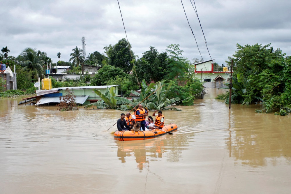 Floods cause at least 15 deaths, strand hundreds of thousands in Bangladesh and India