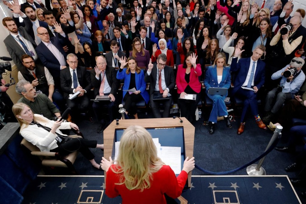 White House says it will decide which news organizations routinely cover the president