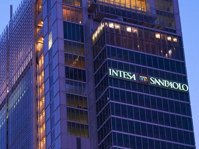 Intesa Sanpaolo’s €25M digital bond issuance underscores blockchain adoption in traditional finance.