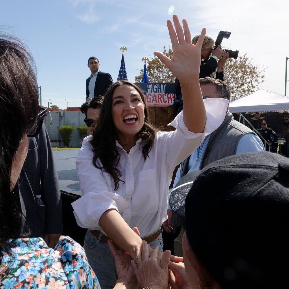 Sanders and AOC draw record crowds on anti-oligarchy tour