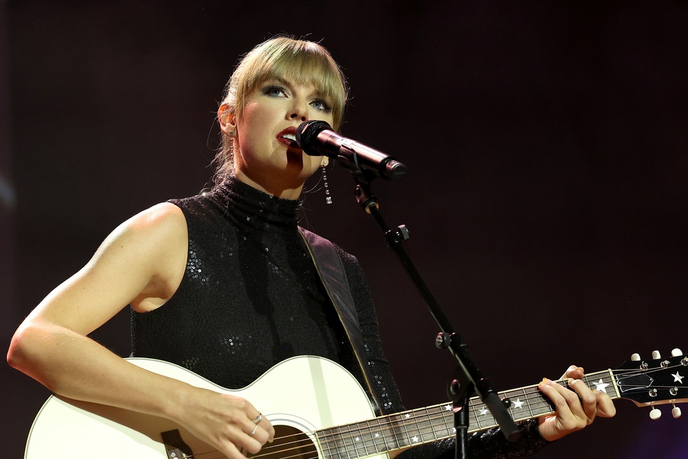 Swift's new album, immediate chart success, features personal reflections.