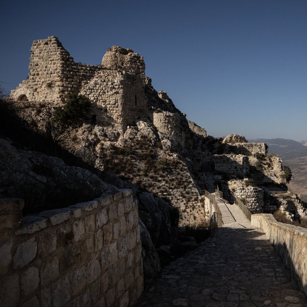 Israeli forces captured Beaufort Castle and issued expanded Zahrani evacuation orders