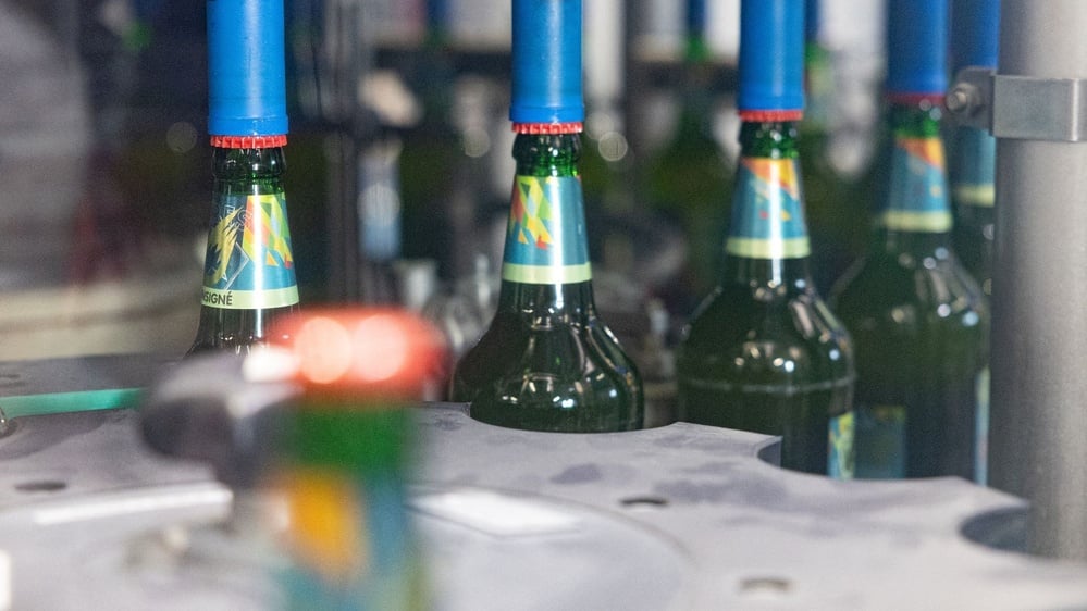 Glass bottles may have more microplastics due to cap paint contamination.