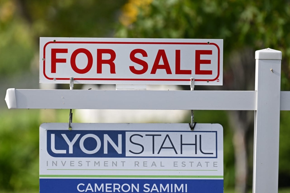 Mortgage rates plummet, sparking a surge of refinances