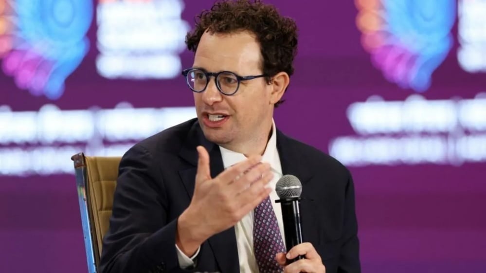 Trump hosted Anthropic CEO Dario Amodei for their first one-on-one White House dinner Sunday, signaling détente after sanctions over Anthropic's refusal of military AI uses