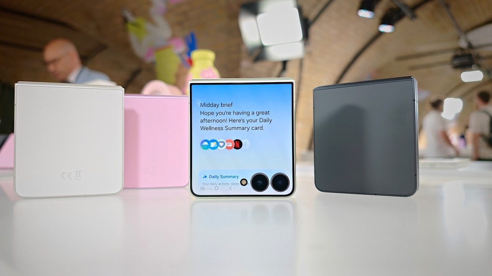 Source: https://www.engadget.com/2219559/samsung-galaxy-z-flip-8-hands-on/