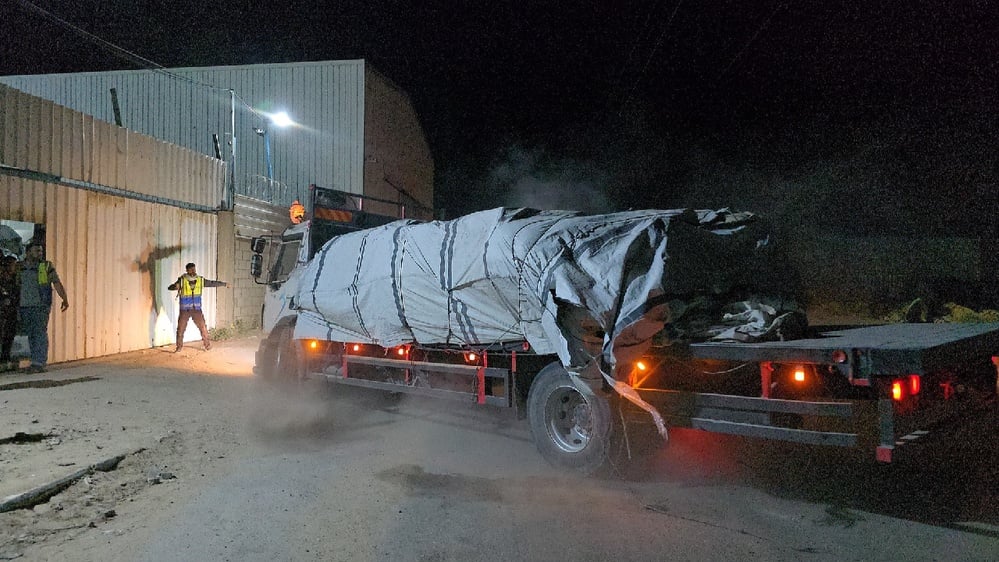 Israel's Gaza offensive draws international condemnation, few aid trucks enter