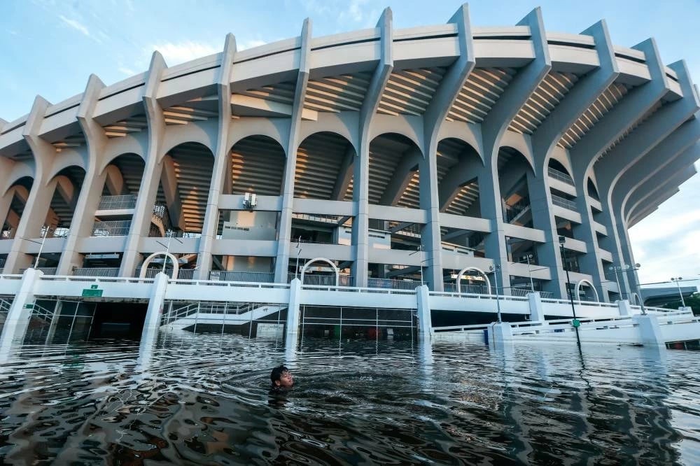 Source: https://www.emirates247.com/world/thailand-floods-death-toll-hits-23-as-bangkok-airport-faces-chaos-thai-airways-cuts-flights-aid-approved/6154