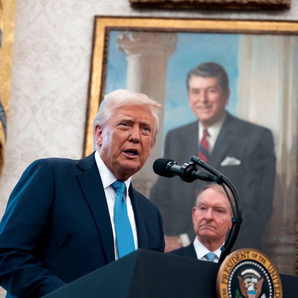 Trump Offers a Private Dinner to Top 220 Investors in His Memecoin