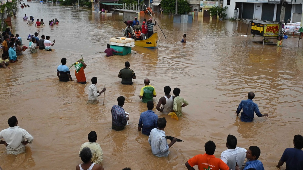 Heavy monsoon rains and floods kill at least 33 in south India