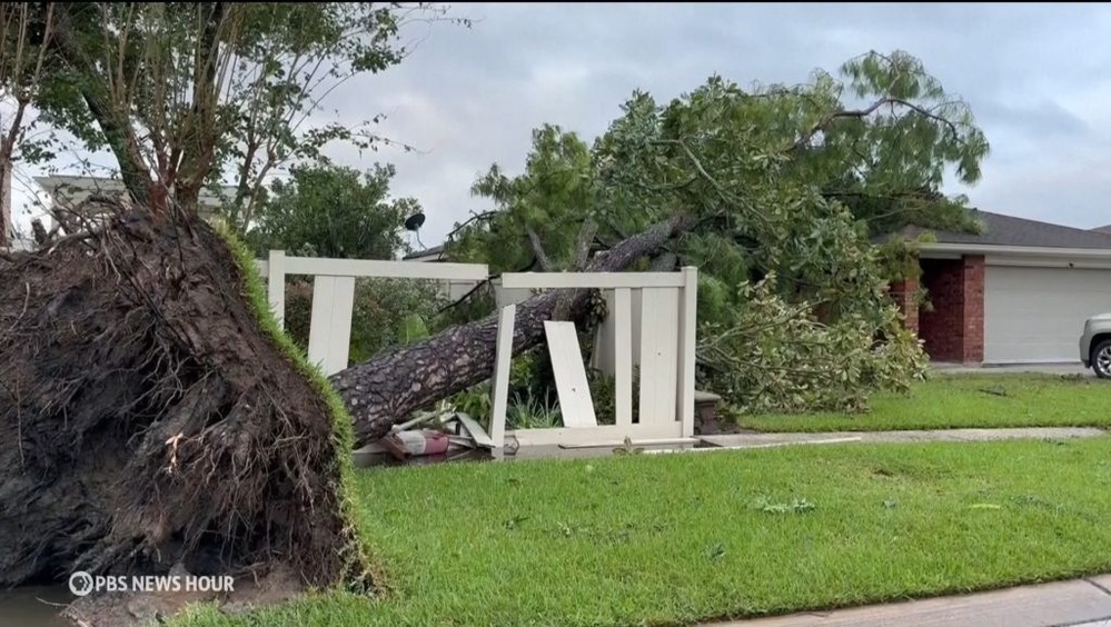 Francine lashes Gulf Coast, leaving neighborhoods flooded and many without power