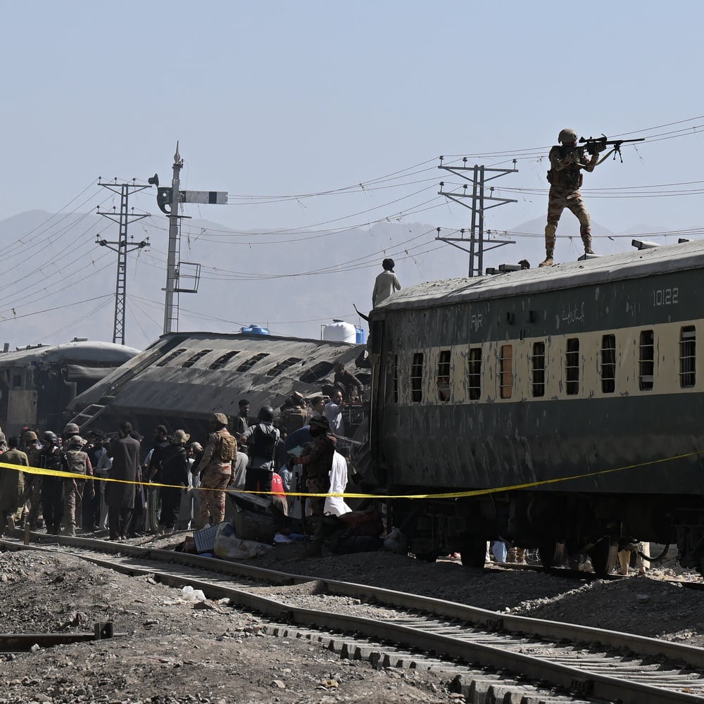 Quetta train bombing killed 23-30; BLA claimed responsibility