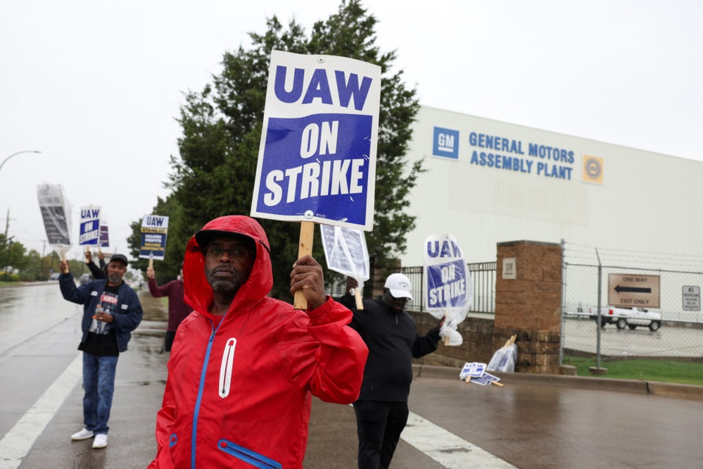 After making deals with Ford and Stellantis, UAW escalates strike against lone holdout GM