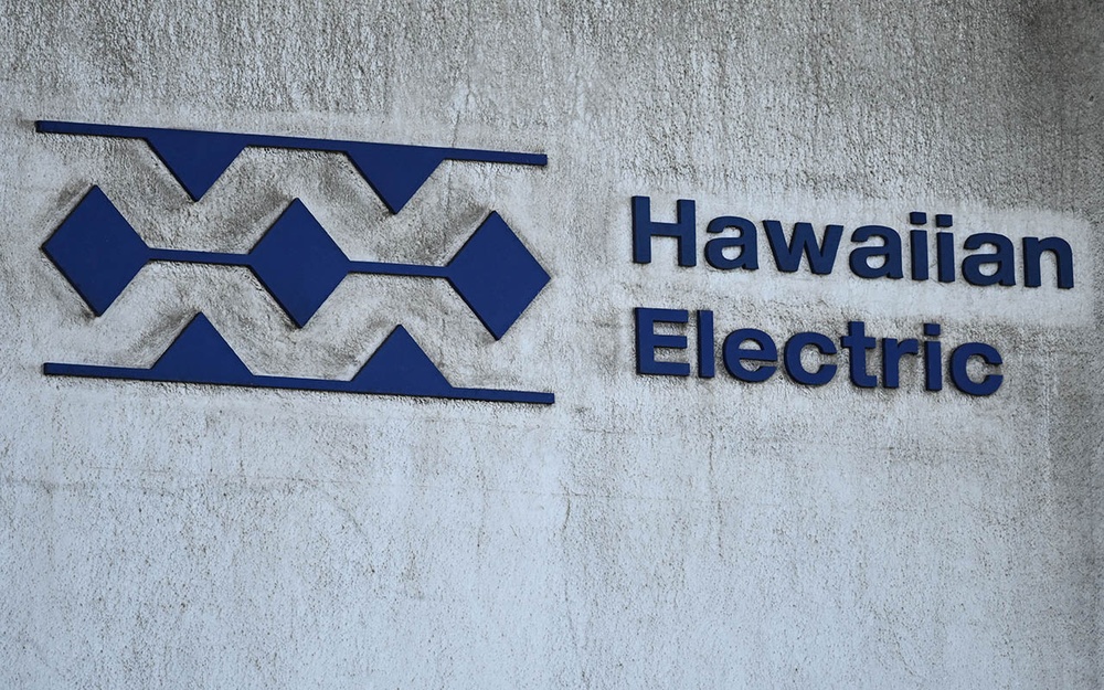 Hawaiian Electric CEO defends decision not to de-energize power lines