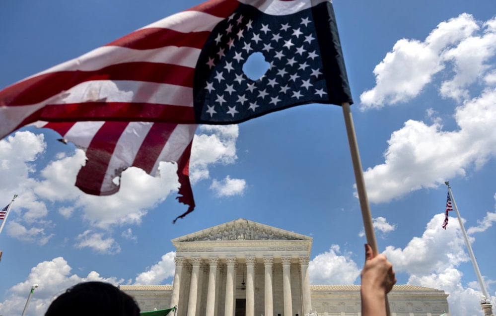 Former neighbor disputes Alito's explanation of upside-down U.S. flag flying at his home