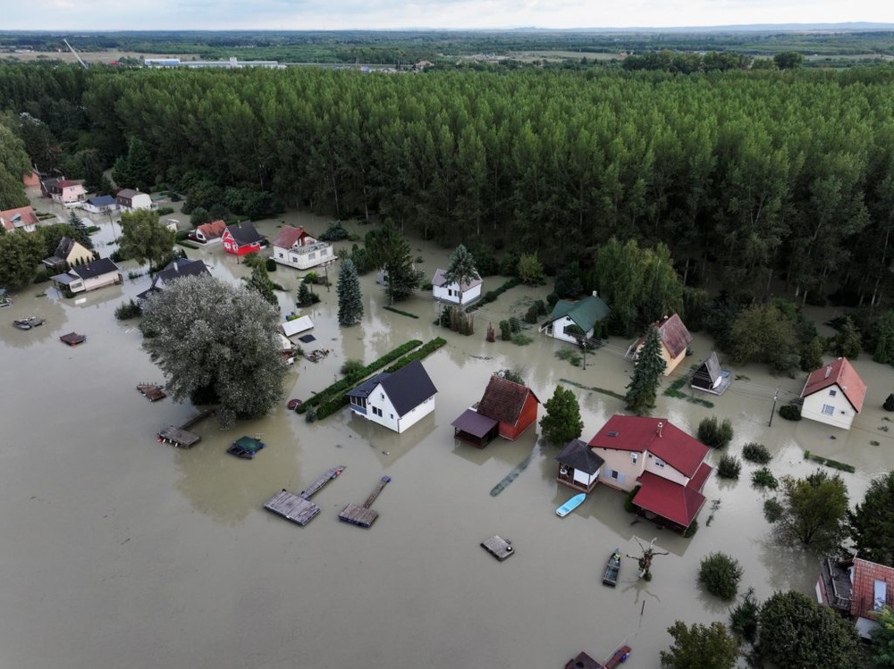 News Wrap: Major cities in Central Europe brace for worst flooding in years