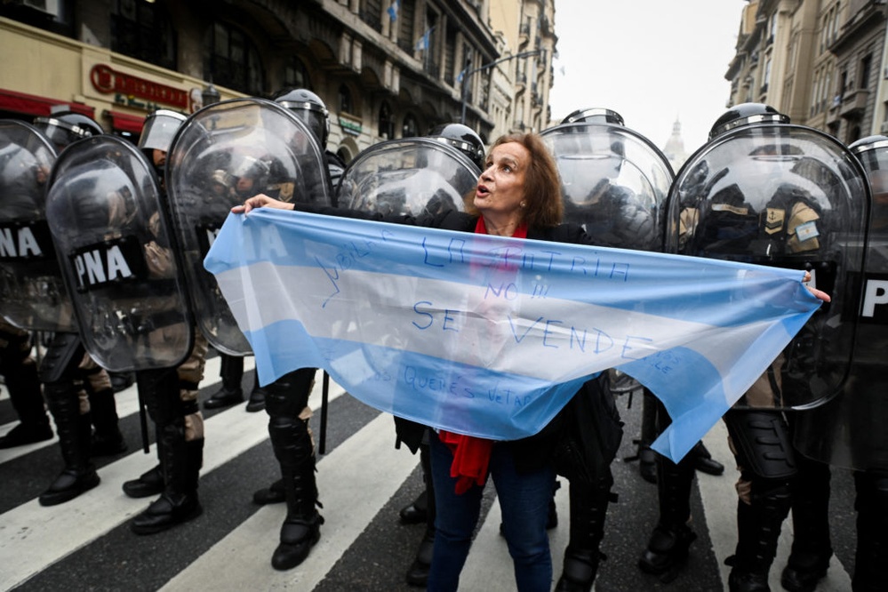 Mass protests in Argentina against economic reforms Balanced News