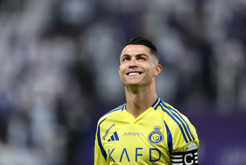 Cristiano Ronaldo's new $700 million contract reportedly includes private-jet credits and personal staff. Here's how that compares with perks for other top athletes and CEOs.