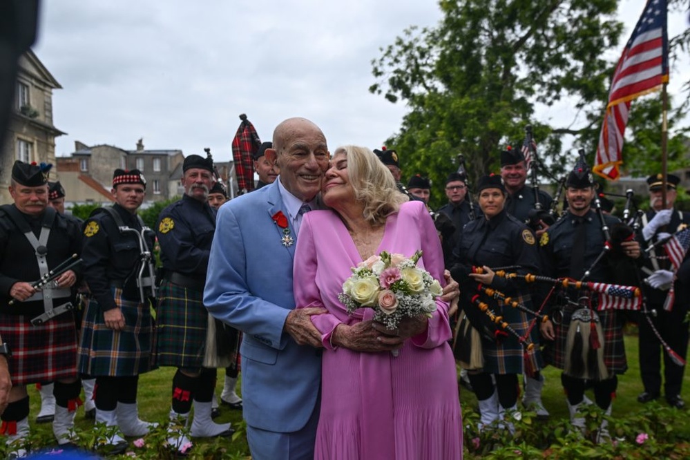 An American WWII veteran just got married near Normandy's beaches. He's 100, the bride's 96