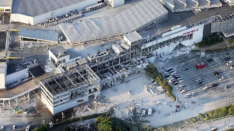 Kumamoto earthquake death toll reached 30 as rescuers searched a collapsed mall and paper mill