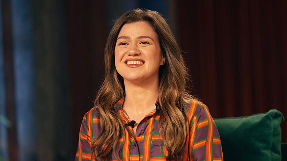 Source: https://www.boredpanda.com/leaked-security-footage-kelly-clarkson-brooklyn-shopkeeper-mechanical-bird/