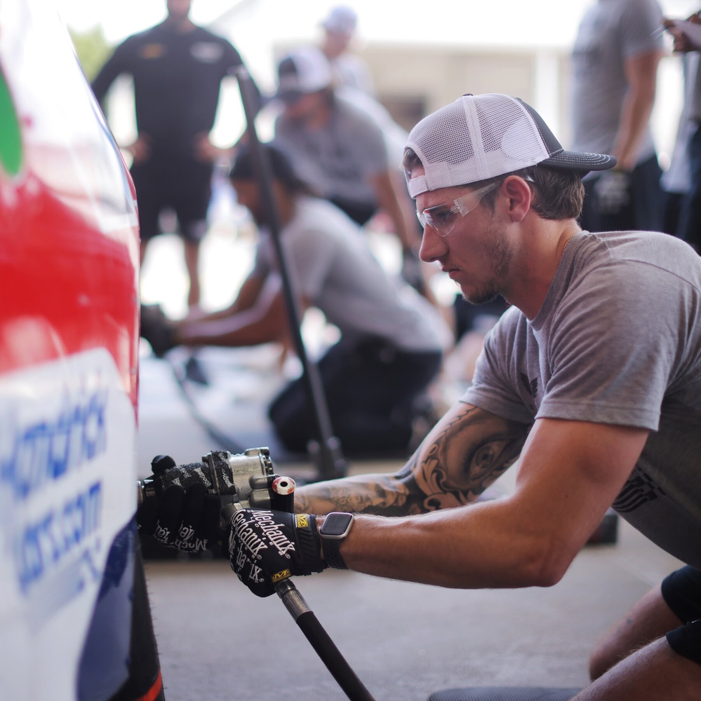 NASCAR Pit Crews Are Recruiting College Football Players