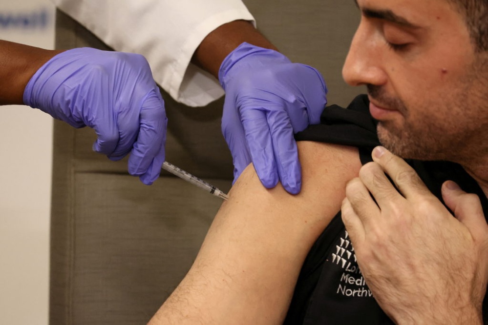 What the end of a COVID vaccine access program means for uninsured Americans